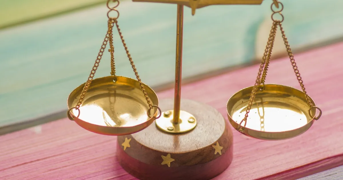 Balance scale representing the choice between pay-per-use and subscription pricing